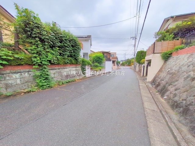 『八王子市中古戸建て』八王子市北野台1-35-4【仲介手数料無料】の前面道路含む現地写真|～仲介手数料無料☆八王子ひなた不動産～八王子市北野台　中古戸建