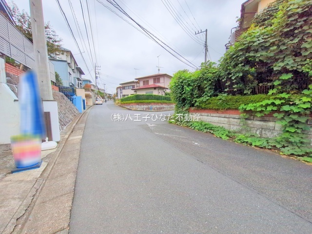 『八王子市中古戸建て』八王子市北野台1-35-4【仲介手数料無料】の前面道路含む現地写真|～仲介手数料無料☆八王子ひなた不動産～八王子市北野台　中古戸建