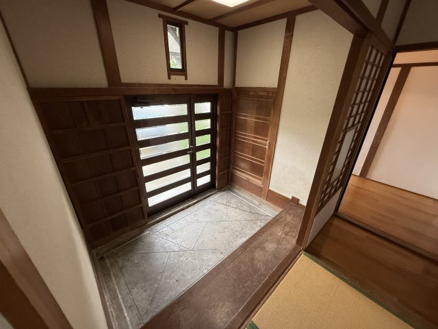 新稲３丁目貸家の玄関