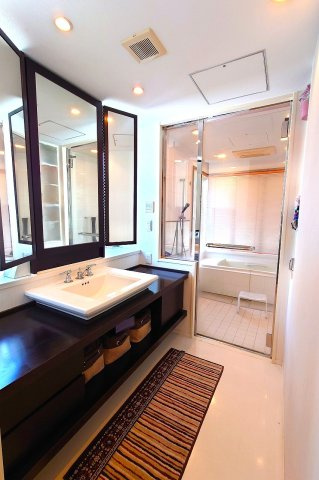 パークシティ成城Ｅ棟の独立洗面台|大きな三面鏡で身支度が楽しくなります