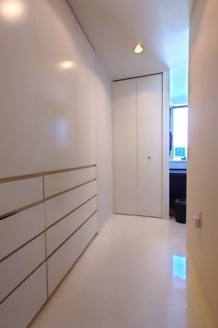 パークシティ成城Ｅ棟の収納|洗面室の壁面収納。インナー類はここに全て収まりそうですね。