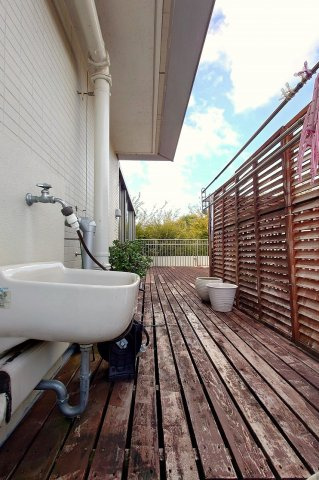 パークシティ成城Ｅ棟のバルコニー|ルーフバルコニーに設置のスロップシンク