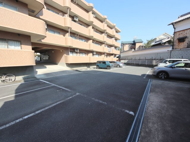 奈良市三碓３丁目の賃貸マンションの駐車場