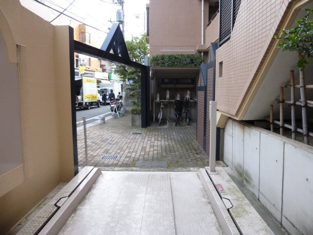 世田谷区太子堂２丁目の駐車場