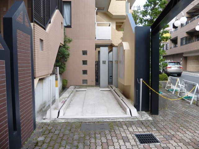 世田谷区太子堂２丁目の駐車場