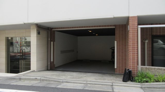 大田区仲六郷１丁目の駐車場のエントランス