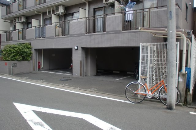 横浜市南区日枝町２丁目の駐車場