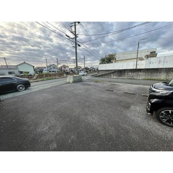 Surplus 葵の駐車場