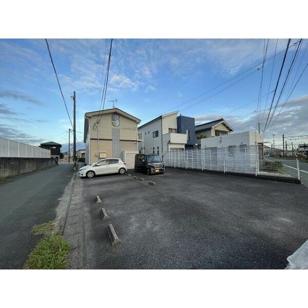 Surplus 葵の駐車場