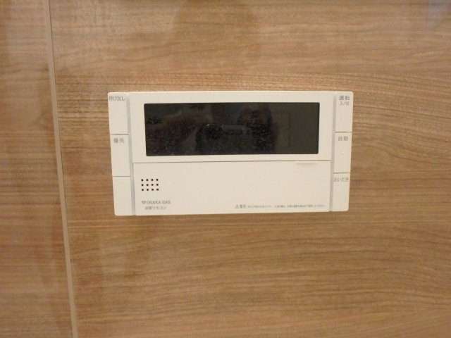 春日台８丁目テラスハウスの発電・温水設備|ユニットバス内にある給湯器リモコン