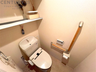 温水洗浄便座付トイレは温水洗浄機能により、暖かい水でおしりを洗浄することができ、冷たい水を使う従来の便座に比べ、温水洗浄機能で暖かいトイレを提供し、快適な使用を可能にします。