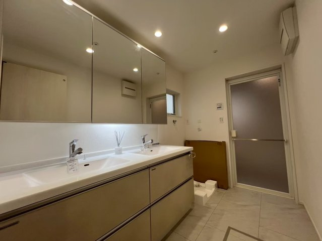 堂々完成！瀬田アドレスの高台！スカイバルコニー付き新築戸建1号棟！！の独立洗面台