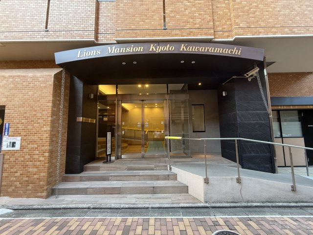 ライオンズマンション京都河原町のエントランス|エントランスの外側です。