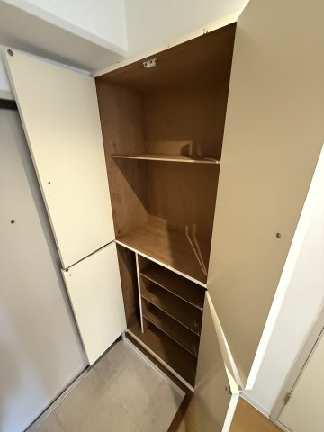 ライオンズマンション京都河原町の玄関|シューズボックスです。