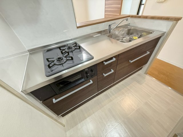 ライオンズマンション京都河原町のキッチン|２口コンロのシステムキッチンです。2026年3月新規交換済みです。