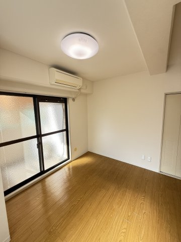 ライオンズマンション京都河原町の洋室|収納箇所が2か所ある洋室です。