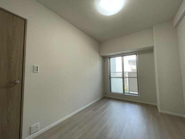 【洋室】 | 日商岩井リバーサイドマンションA棟 | 5.5帖の洋室。ウォークインクローゼット付きなので衣類や季節ものなどもスッキリとしまっておけます