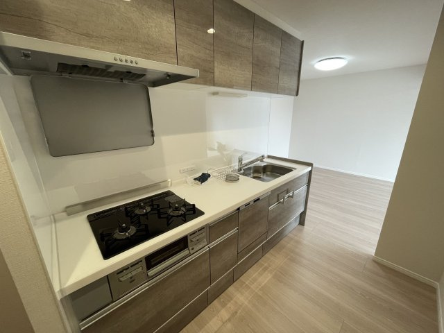 【キッチン】 | 日商岩井リバーサイドマンションA棟 | シンプルで機能的なシステムキッチン。3口コンロ+グリルで効率的にお料理が進められます