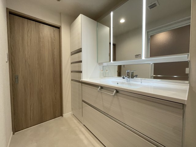 【独立洗面台】 | 日商岩井リバーサイドマンションA棟 | 朝の身支度に便利なゆとりある広さの洗面台。鏡裏、洗面台下部、リネン庫など収納スペースがたっぷりです