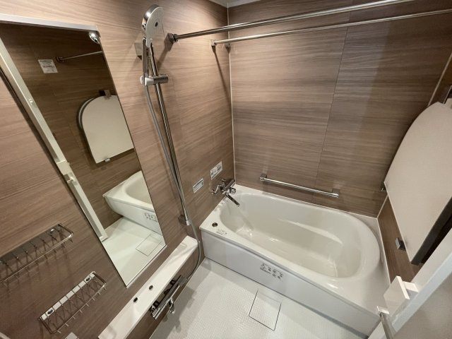 【浴室】 | 日商岩井リバーサイドマンションA棟 | 浴室乾燥機つきで雨の日のお洗濯に活躍するのはもちろん、浴室をしっかり乾燥させられるのでカビ対策にも◎