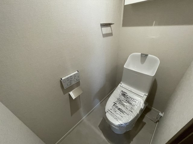 【トイレ】 | 日商岩井リバーサイドマンションA棟 | 上部に収納棚があるのでストックや掃除用の洗剤等をスッキリしまっておけます