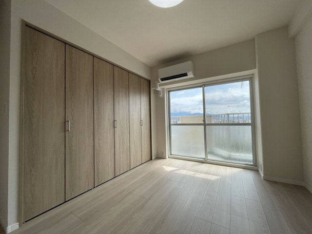 【洋室】 | 日商岩井リバーサイドマンションA棟 | 6.5帖の洋室。大容量の収納があり、エアコンも設置済みです