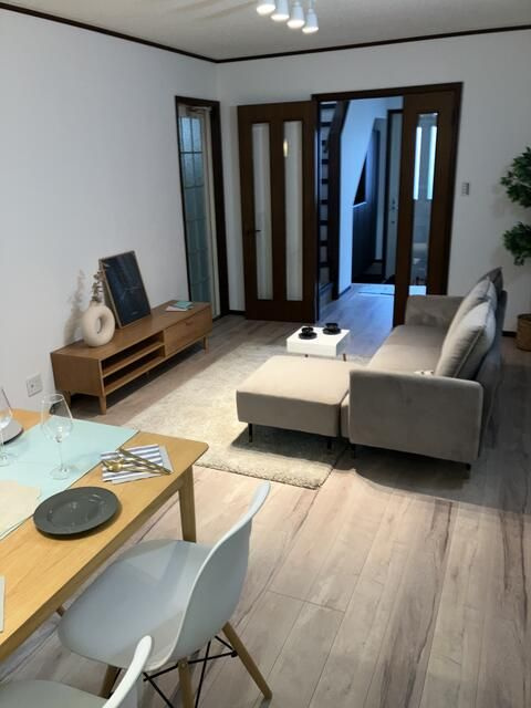 内外装修繕済／磯子区岡村３丁目ガレージ付き戸建の居間・リビング