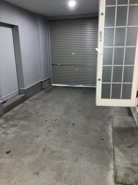 内外装修繕済／磯子区岡村３丁目ガレージ付き戸建の駐車場