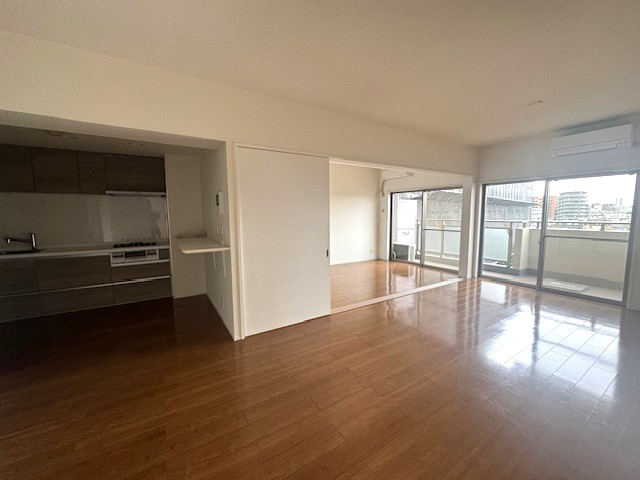 ジェム川口プライムアベニューの居間・リビング|こちらの居間で趣味の時間をお楽しみください