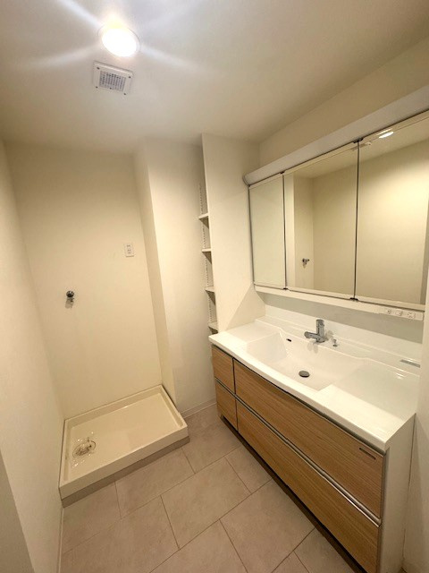 ジェム川口プライムアベニューの独立洗面台|朝の支度にも助かる、独立の洗髪洗面化粧台