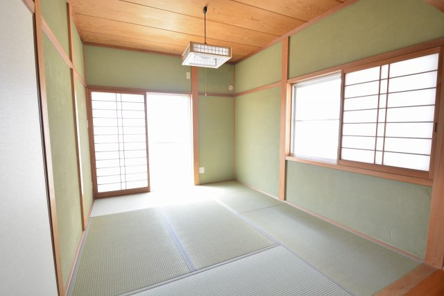 寺家一戸建の和室|畳の上でゆっくりとくつろげる和室です