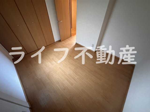 メゾンニュー池島Dの居間・リビング|こちらのリビングで趣味の時間をお楽しみください