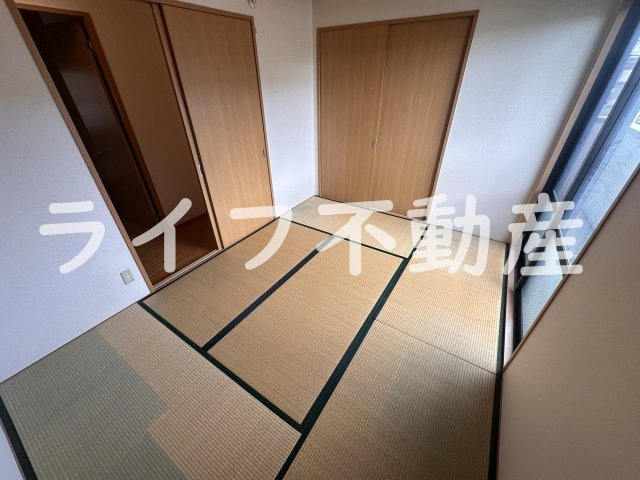 メゾンニュー池島Dの寝室|開放的な寝室です