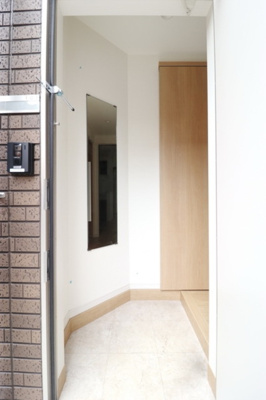 【玄関】 | ウェルスクエア高円寺南 | 収納もある玄関です