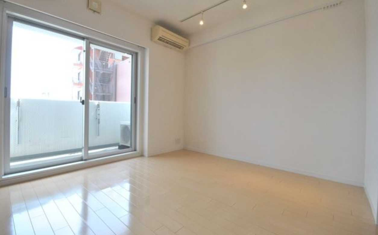 レジディア三軒茶屋　敷金礼金0　1Fコンビニ　駅近の居間・リビング