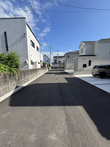 ハートフルタウン市坪北2期A号棟　市坪北2丁目新築分譲戸建（全3棟）の前面道路含む現地写真