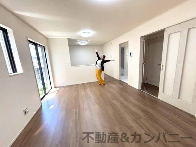 ハートフルタウン市坪北2期A号棟　市坪北2丁目新築分譲戸建（全3棟）の居間・リビング|ゆったり過ごせる居間です