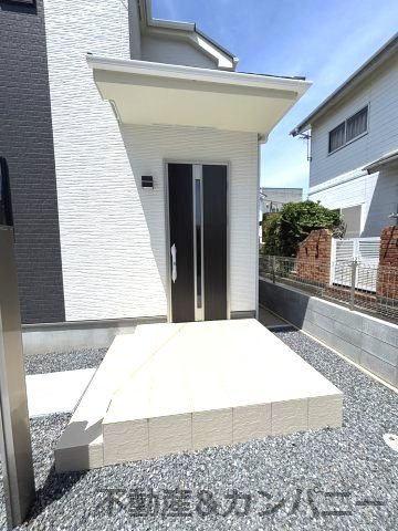 ハートフルタウン市坪北2期A号棟　市坪北2丁目新築分譲戸建（全3棟）の玄関|お庭で自由な時間を過ごせます