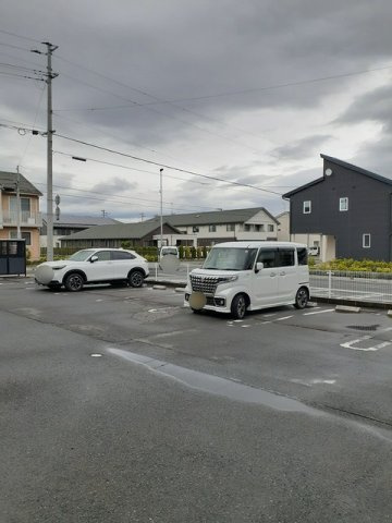 パレス・シュティルＢの駐車場