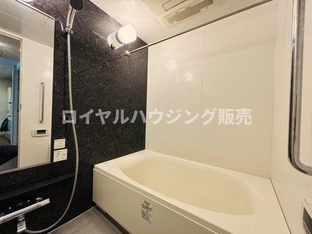 清潔感のあるバスルームで一日の疲れをゆっくり癒してください。雨の日は浴室換気乾燥機能も重宝します。