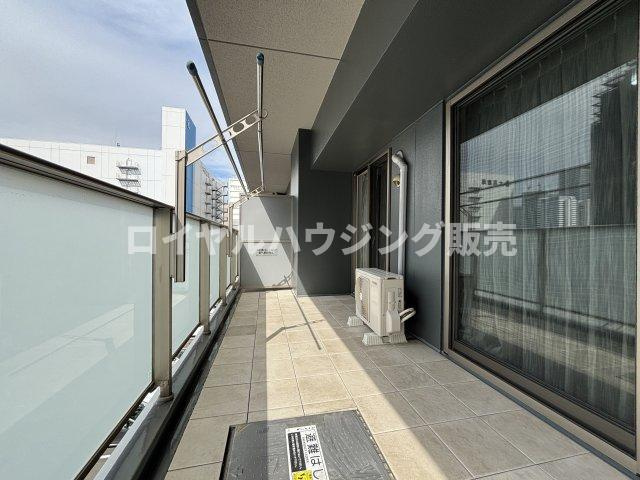 奥行が約2mあるゆったりしたバルコニーは、たくさんの洗濯物が干すことができ、また、お好きな方はガーデニング等もたのしめる広さがあります。