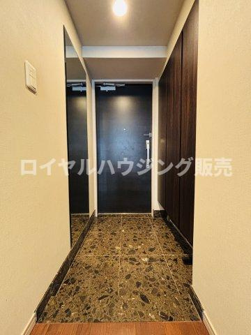 大きな姿見が設置された玄関部分。