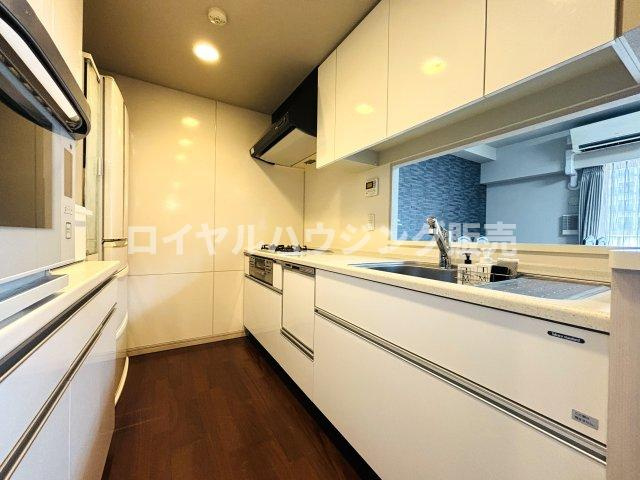 約3.4帖の広々とした人気の対面キッチン。