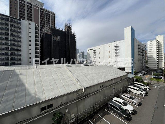 バルコニー前面が開けているため、開放的で陽当たりも良いお部屋位置です。