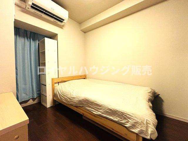 玄関横の約5.0帖の洋室。