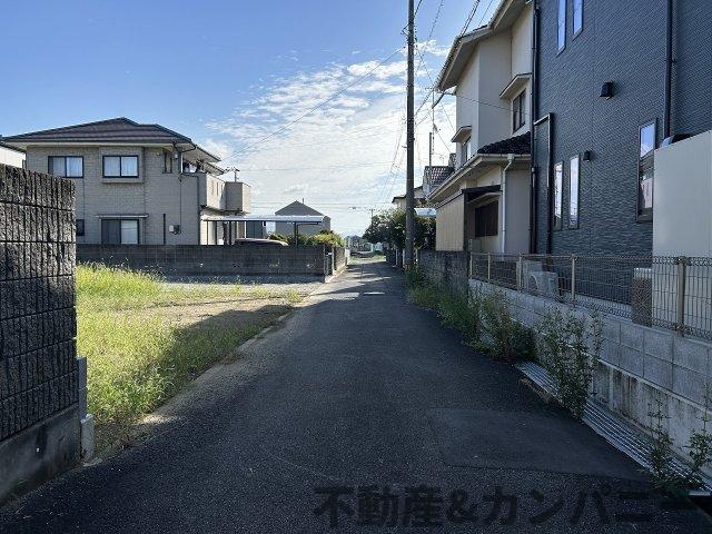 ハートフルタウン市坪北2期C号棟　市坪北の新築分譲戸建（全3棟）の前面道路含む現地写真|前面道路含む現地写真です