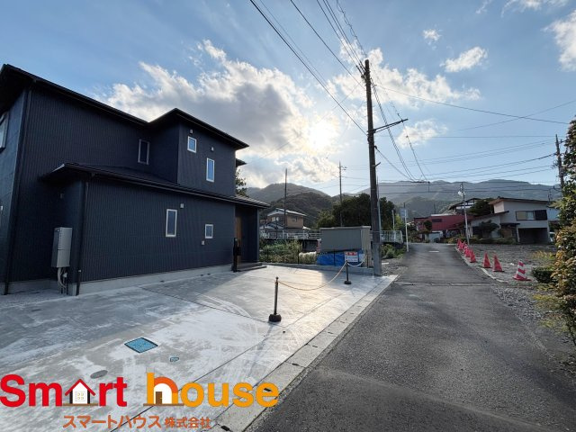 愛川町田代　新築1棟　4台駐車可！の前面道路含む現地写真|お住まいの前面道路が広いと駐車が楽になり、陽当たりも遮られないので明るく居心地の良いお家になります♪