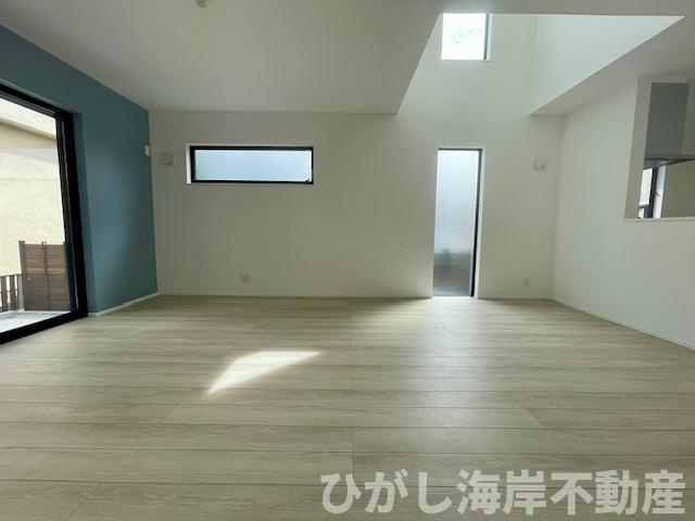 中郡二宮町山西　新築戸建　全２棟のダイニング|17帖　開放感のある吹抜のLDK