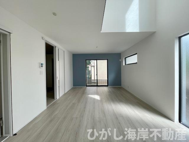 中郡二宮町山西　新築戸建　全２棟の居間・リビング|17帖　開放感のある吹抜のLDK