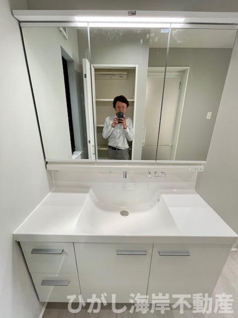 中郡二宮町山西　新築戸建　全２棟の独立洗面台|三面鏡化粧台